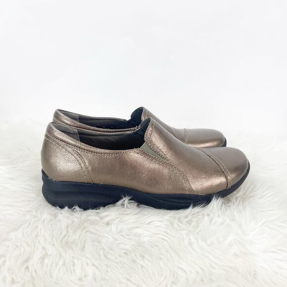 Clarks in Motion 9 Women's Bronze Gold Leather Slip On Round Toe Loafers Shoes - Picture 3 of 12